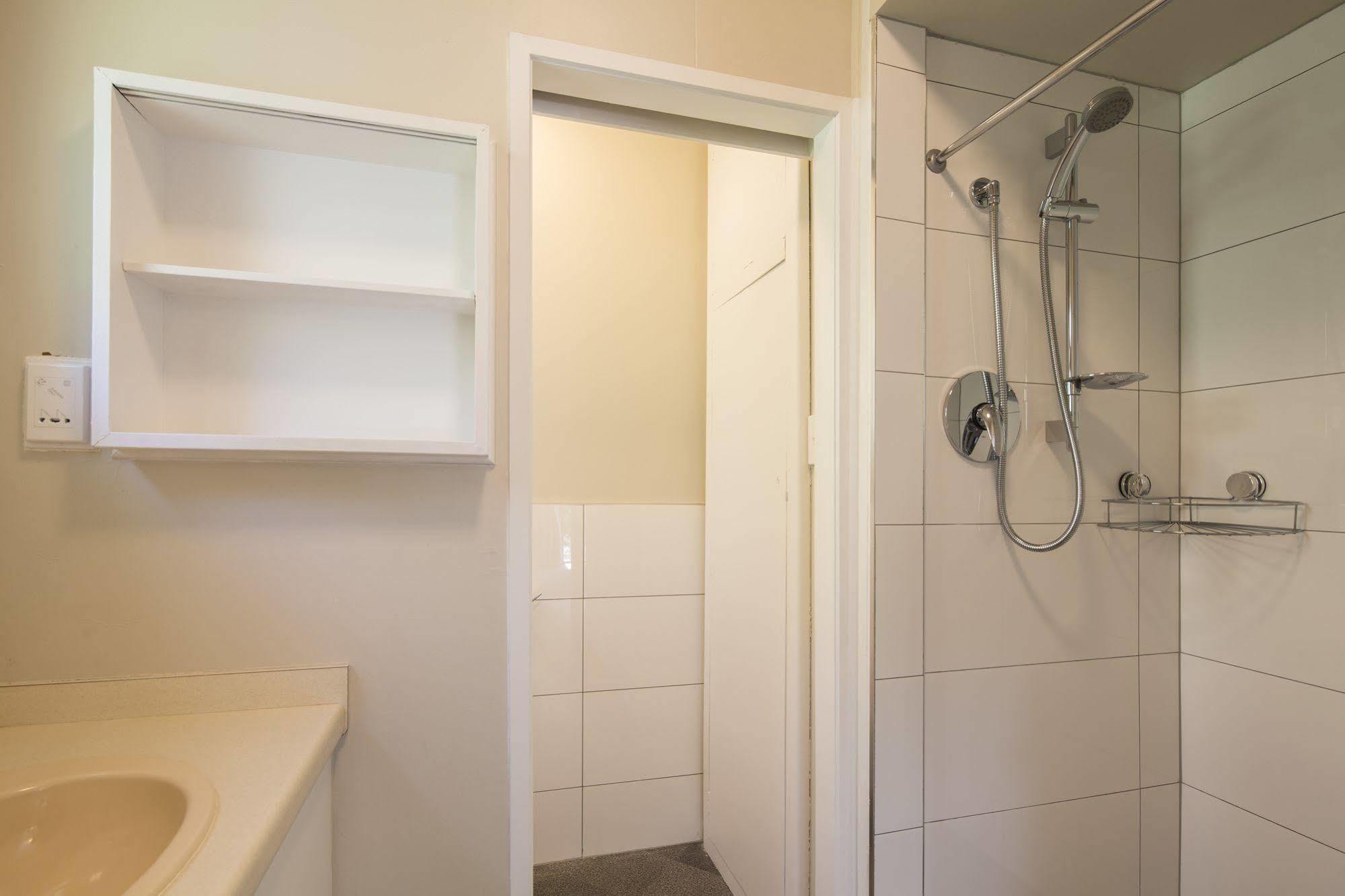 Abba Court Motel Куийнстаун Екстериор снимка